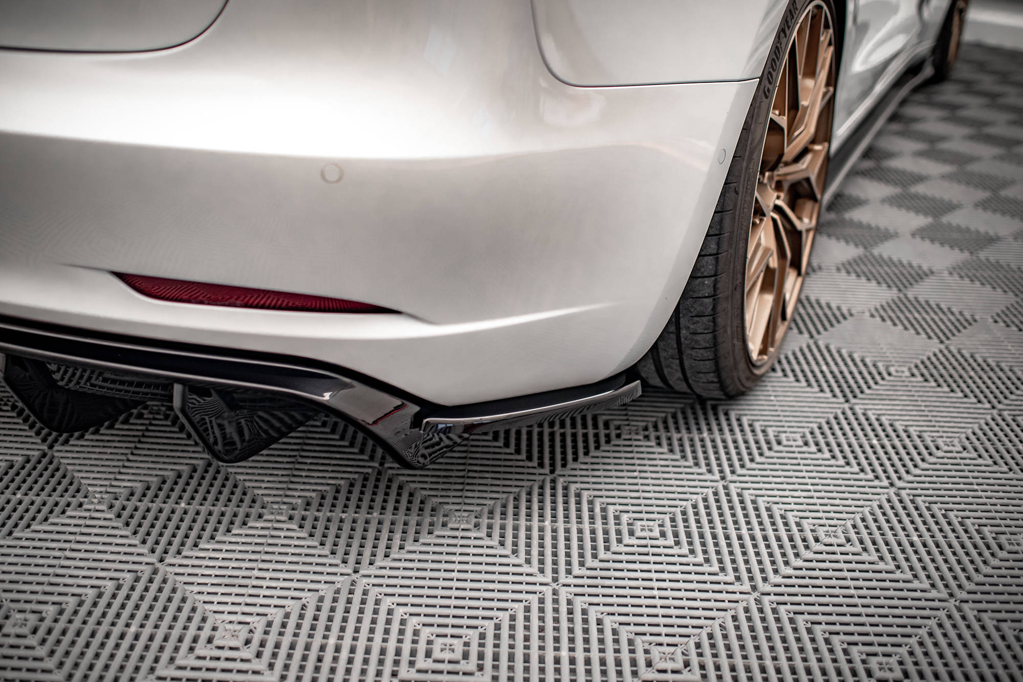 Bakre Flaps V.2 Tesla Model 3