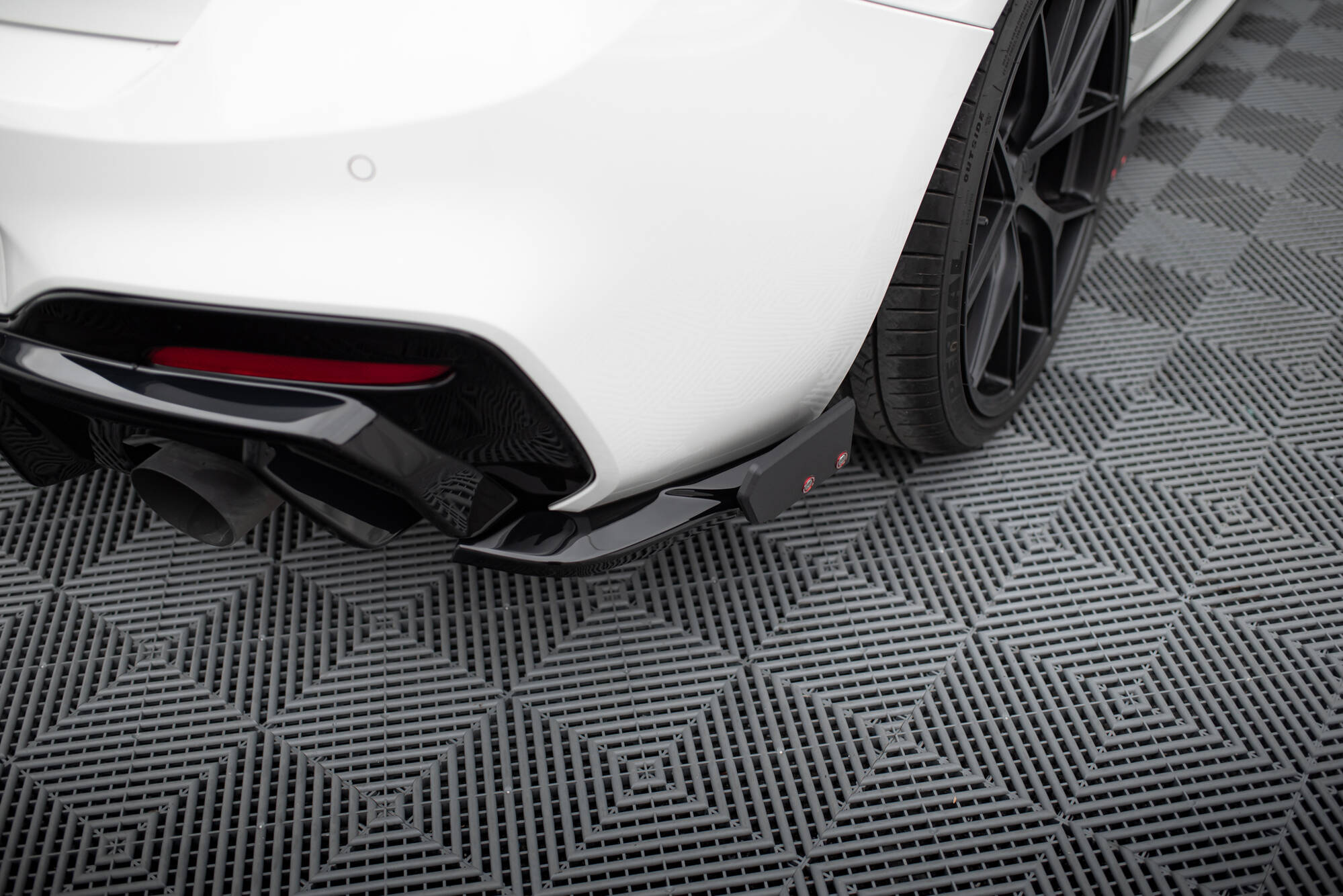 Bakre Flaps V.5 Med Flaps (Med splitter V.3) BMW 1 M-Pack / M140i F20 Facelift
