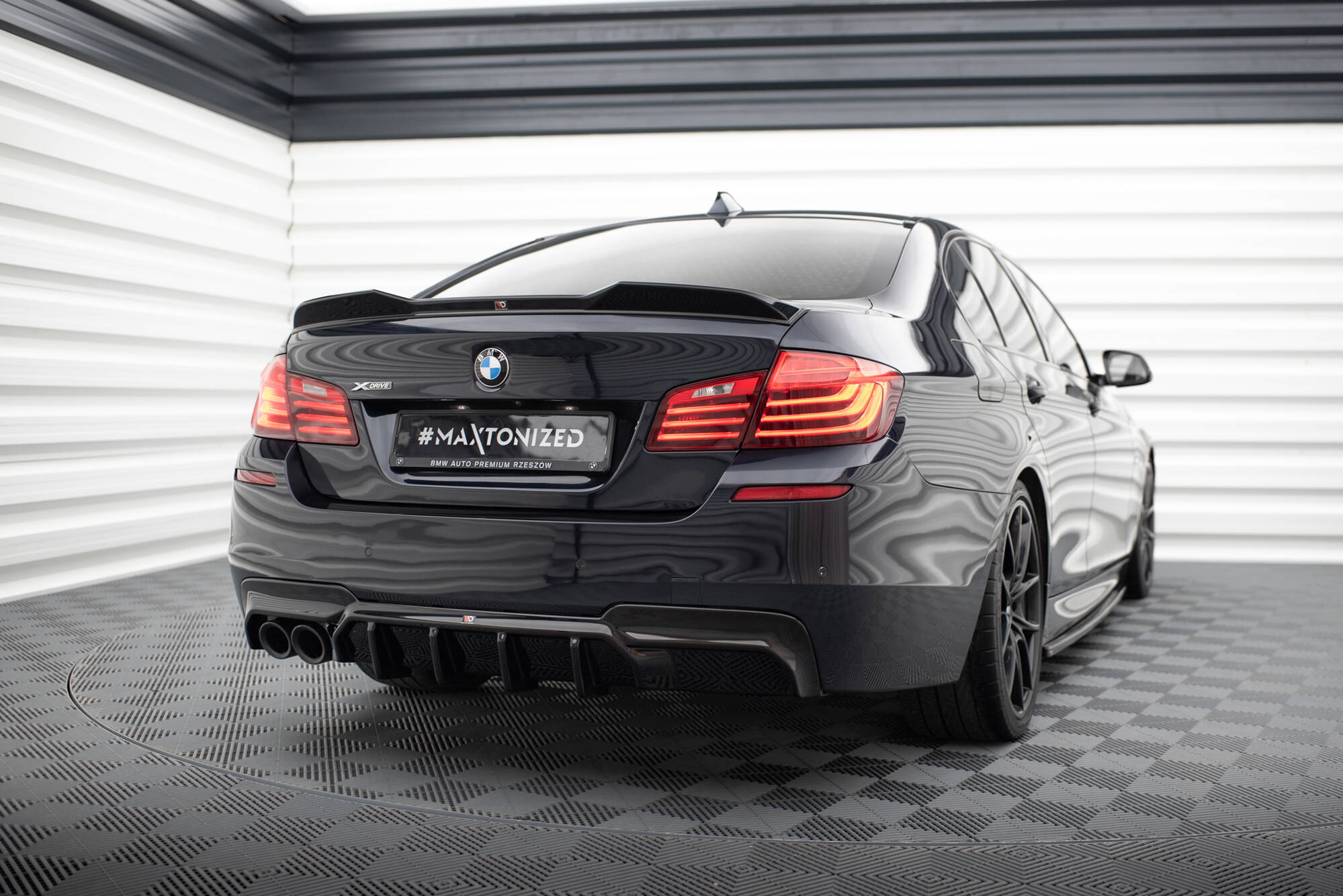 Diffuser V.2 BMW 5 M-Pack F10 / F11 (Versjon med dobbelt eksosanlegg på den ene siden)