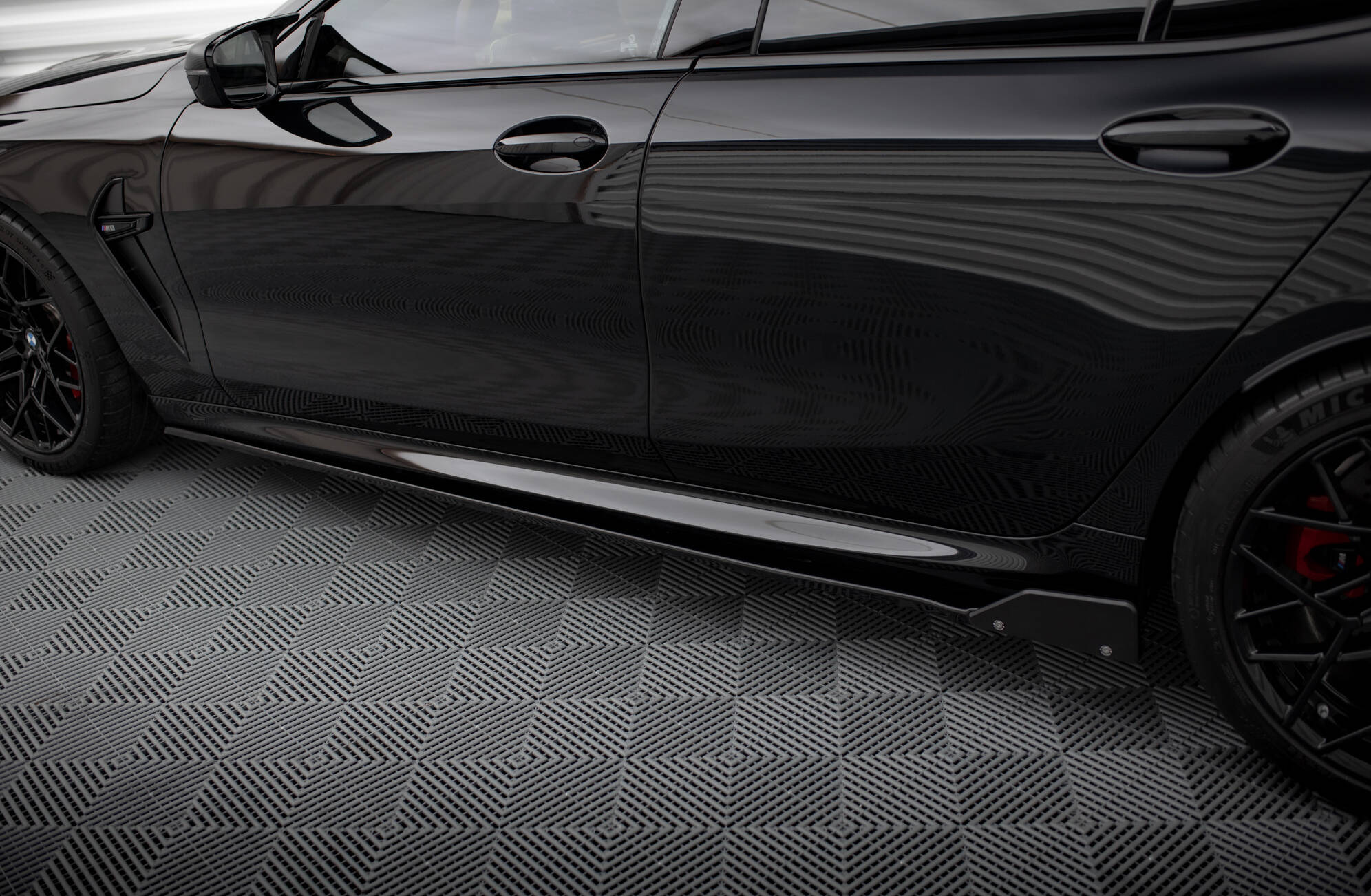 Sideskjørt V.1 Med Flaps BMW M8 Gran Coupe F93 / 8 Gran Coupe M-Pack G16
