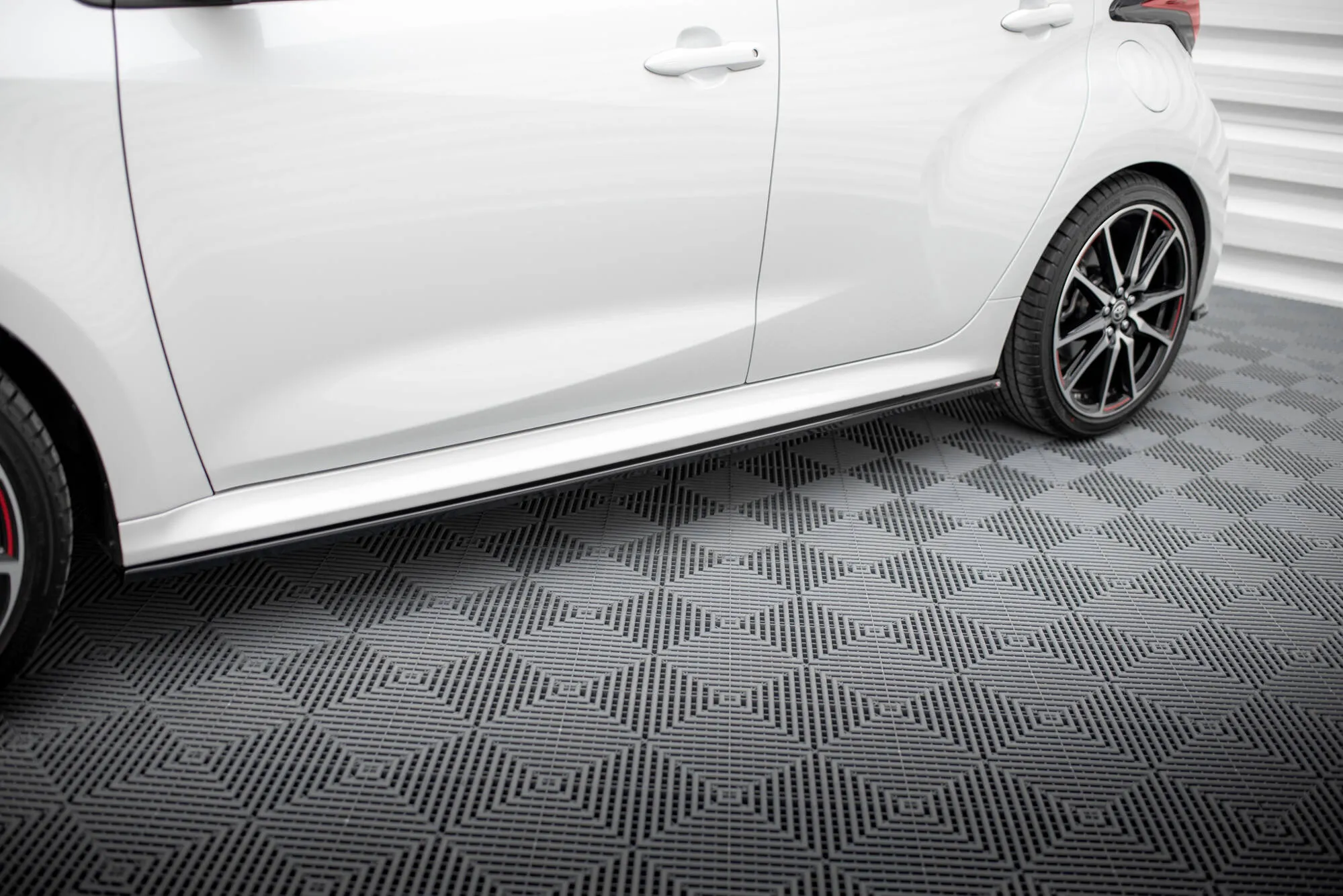 Sideskjørt V.2 Toyota Yaris Mk4