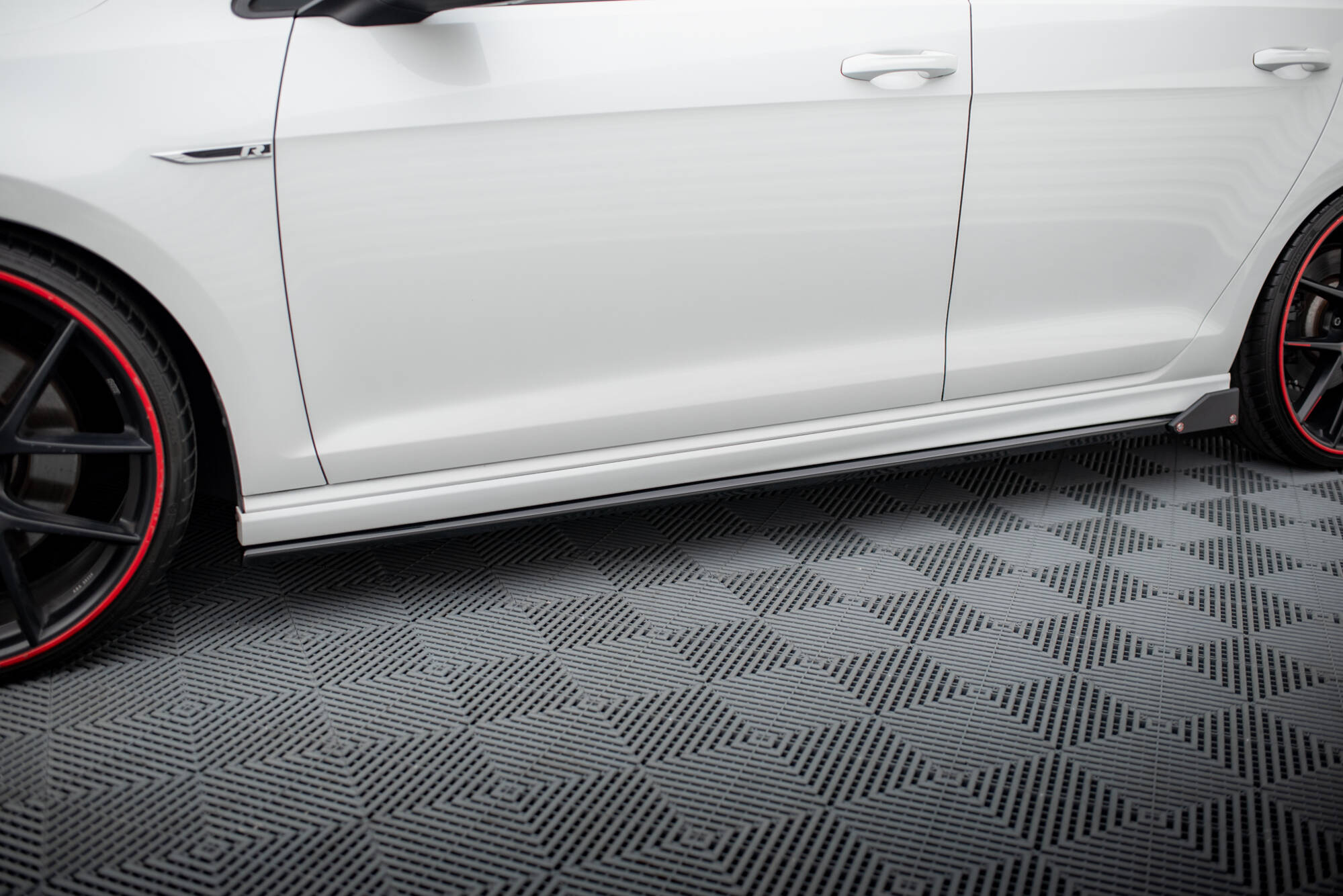 Sideskjørt V.3+ Flaps Volkswagen Golf R / R-Line Mk7
