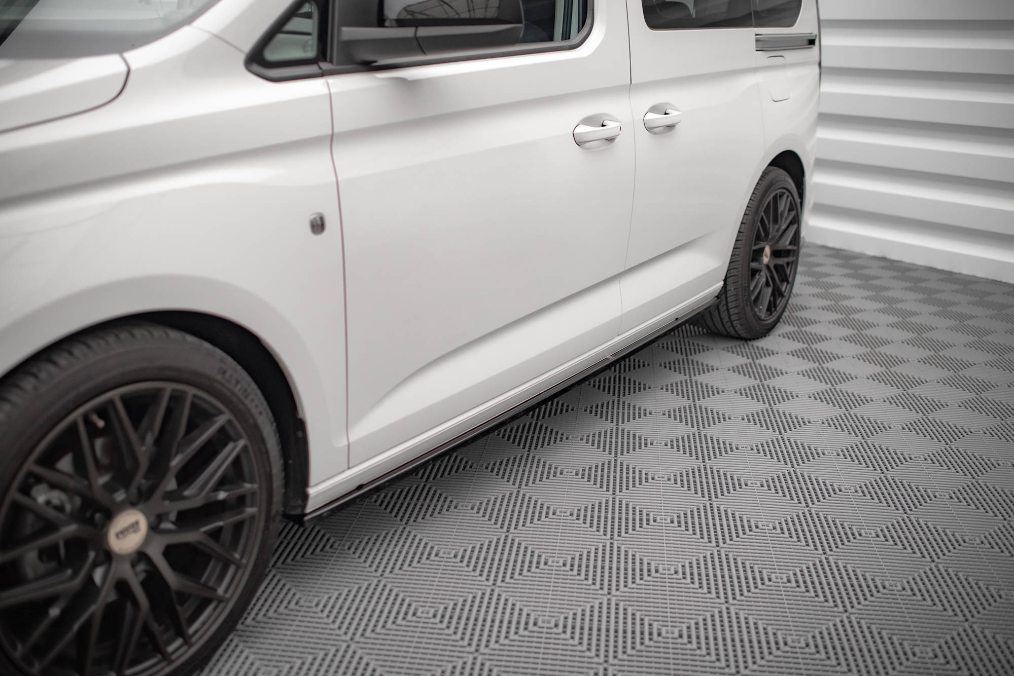 Sideskjørt Volkswagen Caddy Mk5 / Ford Transit Connect Mk3