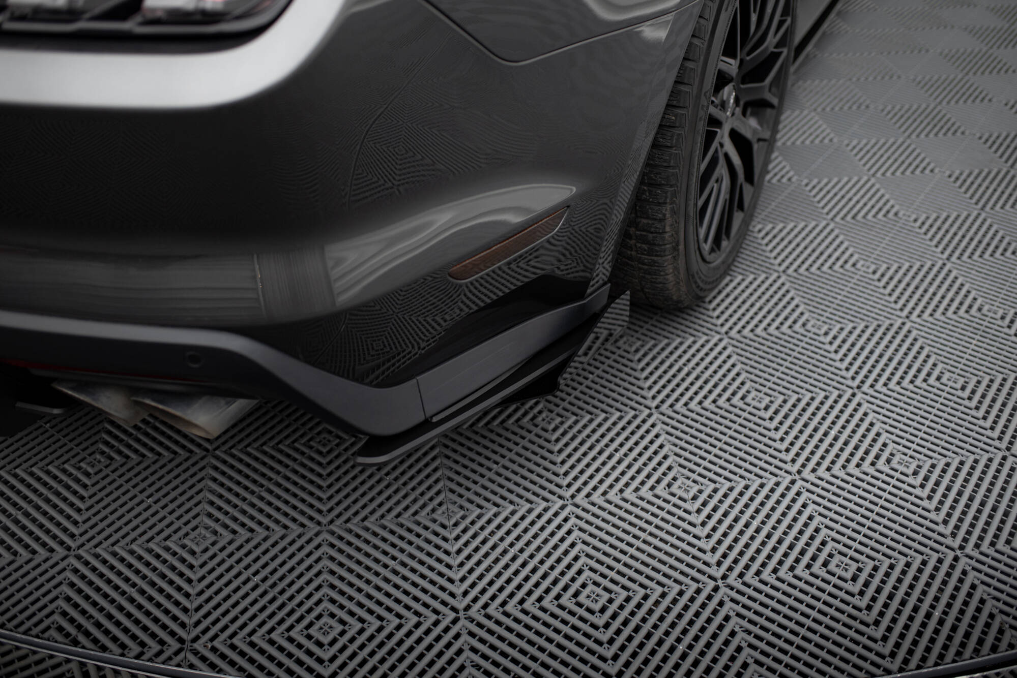 Bakre Flaps Street Pro Med Flaps Ford Mustang GT Mk6