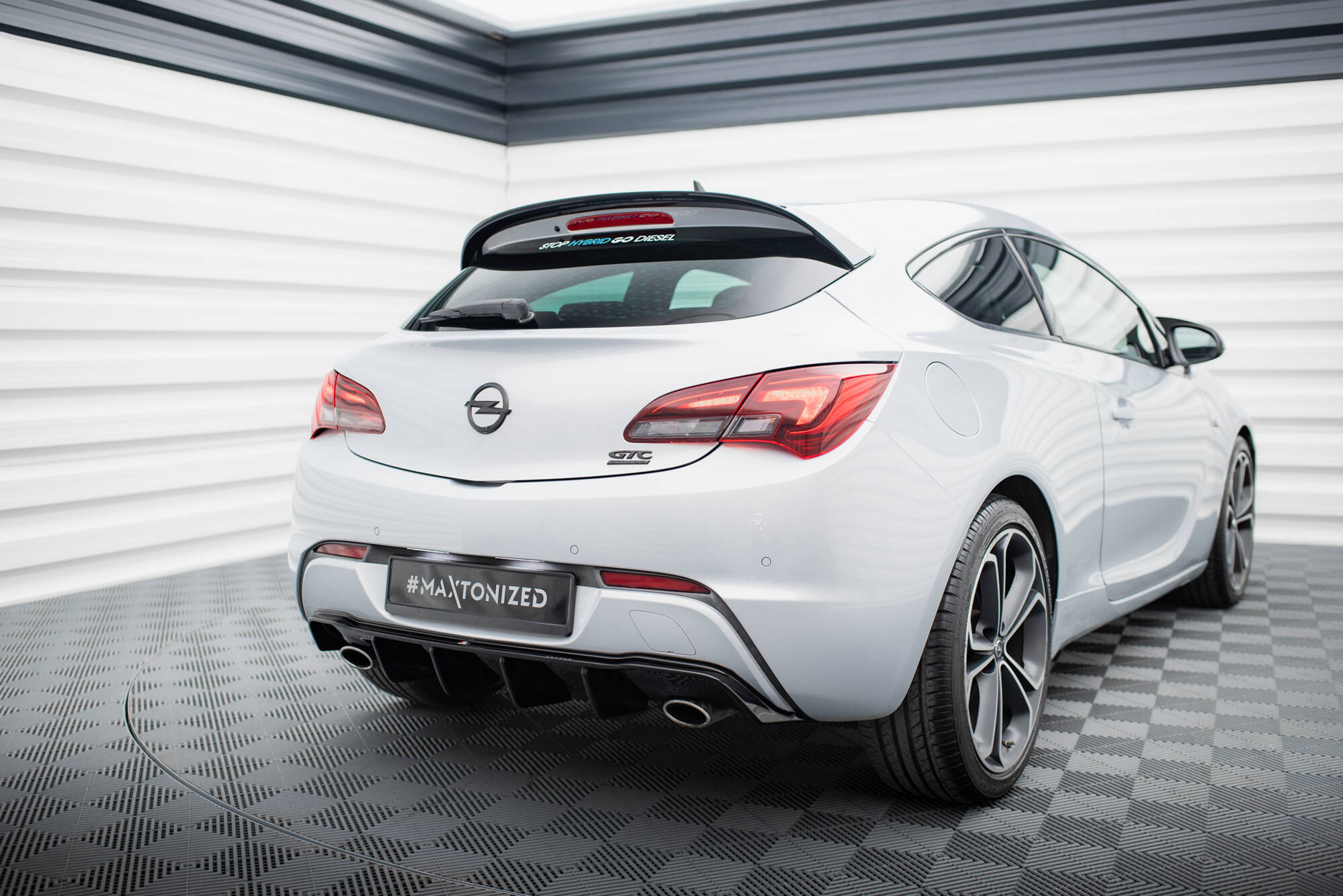 Diffuser Opel Astra GTC OPC-Line J (Wersja z pojedyńczymi wydechami z dwóch stron)