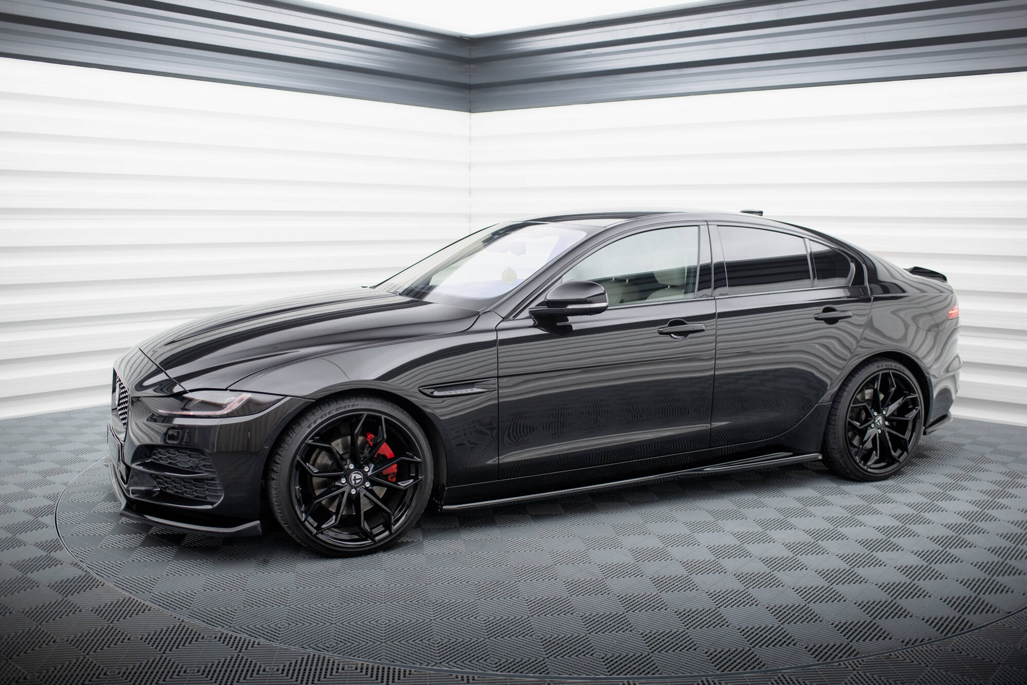 Splittersett Jaguar XE X760 Facelift